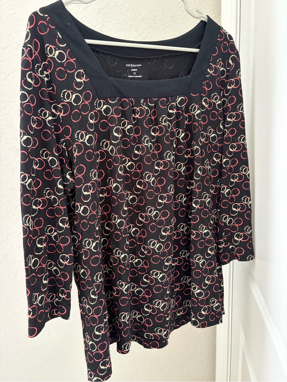 Women’s Black Patterned Long-Sleeve Top - Red & Cream Circle Print